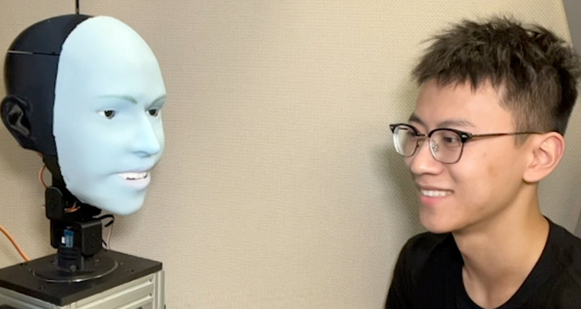 Roboter passt Mimik und Lippenbewegungen an