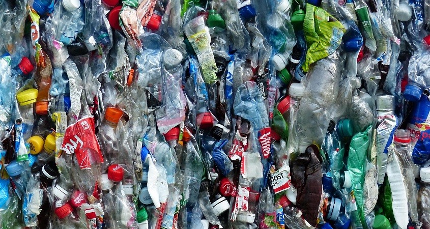 Mit Sonnenlicht wird Plastikmüll zum Wertstoff