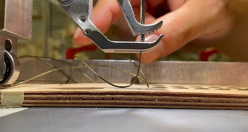 N&auml;hmaschine veredelt k&uuml;nftig Laminat aus Holz