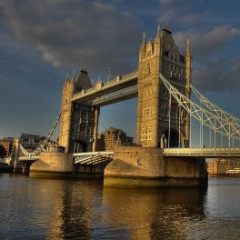 Tower Bridge: Dunkle Wolken nach Brexit-Papier (Foto: pixelio.de/Robin T Backes)