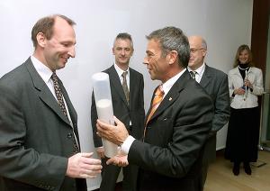 Net4You: DI Martin Zandonella erhält den Preis durch  LH Dr. Jörg Haider