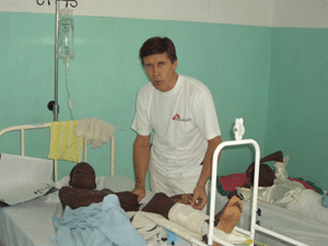 Der österreichische Chirurg Dr. Herbert Matzinger im Einsatz auf Haiti