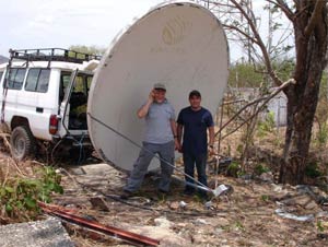 Die Netzwerktechniker Javier Triviño and Ermanno Pietrosemoli beim Rekordversuch.