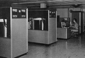 Zwei IBM 350 Festplatten im Vordergrund - Foto: U. S. Army Red River Arsenal - wikipedia.org