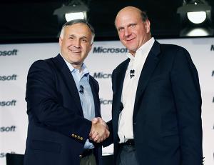 Novell-Chef Ron Hovsepian (links) und Microsoft-CEO Steve Ballmer (Foto: microsoft.com)