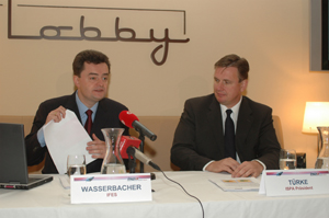 Wasserbacher und Türke präsentieren Studienergebnisse (Foto: ispa.at)