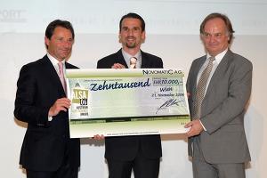 Novomatic-CEO Dr. Franz Wohlfahrt (li) bei der Scheckübergabe