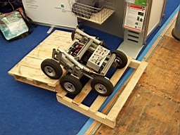 Mit sechs Rädern sind auch Treppen kein Problem für den Volksbot (Foto: iais.fraunhofer.de) Mit sechs Rädern sind auch Treppen kein Problem für den Volksbot (Foto: iais.fraunhofer.de)