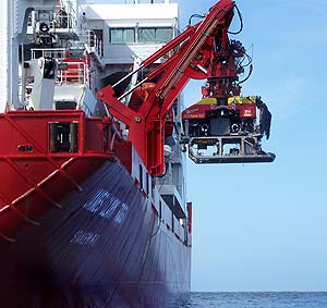 ISIS wird von Bord der James Clark Ross gehievt (Foto: Nat. Oceanography Institute)