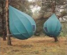 UFOs? Nein, Baumzelte! Entwickelt für Umweltaktivisten, um das Fällen von Bäumen zu verhindern.