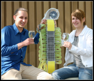Gabriele Schmidt und Mario Fallast mit dem Prototypen des Geräts (Foto: TU-Graz)