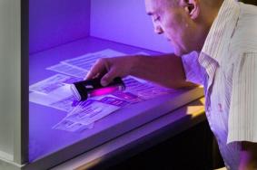 Unsichtbarer Toner unter UV-Licht sichtbar (Foto: xerox.com)