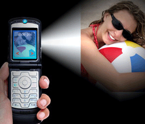 Beamer sollen in einigen Jahren zur Grundausstattung von Handys gehören (Foto: microvision.com)