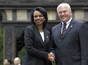 Condoleezza Rice und Frank-Walter Steinmeier beim G8-Gipfel (Foto: REGIERUNGonline/Steins)