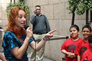 Tori Amos trifft Schulchor in New York (Foto: Victor Breinberg)