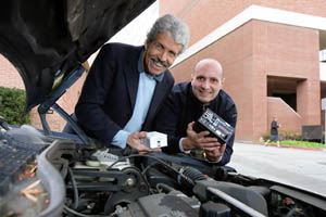 Wissenschaftler Gerla und Pau auf dem Weg zum Auto-Handynetz (Foto: ucla.edu) Wissenschaftler Gerla und Pau auf dem Weg zum Auto-Handynetz (Foto: ucla.edu)