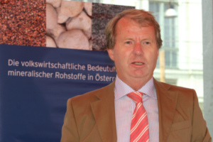 Dr. Carl Hennrich über die Bedeutung mineralischer Rohstoffe (Foto: fotodienst.at)