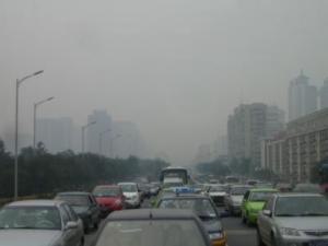 Schmutzige Luft ist gesundheitsschädlich. Beijing während der Rush Hour (Foto: pixelio)
