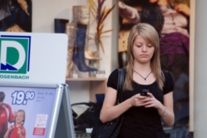Für Mobilfunkbetreiber hat Handy-Werbung großes Potenzial (Foto: pixelio.de)