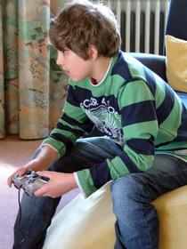 Alterskennzeichnungen schützen Kinder vor ungewollten Spielinhalten (Foto: pixelio.de, Schemmi)