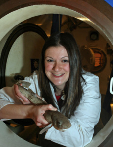 Lauren Smith mit einem Katzenhai (Foto: University Aberdeen)