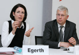 Henrietta Egerth und Klaus Pseiner, Geschäftsführer der FFG (Foto: fotodienst.at)