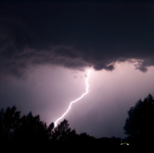 Forscher wollen Blitze mithilfe eines Lasers kontrolliert vom Himmel holen (Foto: pixelio/kaesti5)