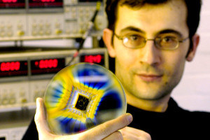 Ein Mitarbeiter mit dem Prototypen-Chip (Foto: manchester.ac.uk)