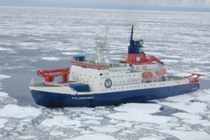 Der Eisbrecher Polarstern bahnte den 58 Forschern den Weg in die Antarktis (Foto: awi.de)
