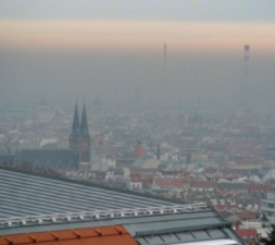 Ozonsmog kann schwere gesundheitliche Folgen verursachen (Foto: pixelio.de - Adolf Riess)