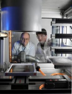 W. Glaubitt und J. Probst sehen bei der Herstellung von Kieselgelfasern zu (Foto: Fraunhofer) W. Glaubitt und J. Probst sehen bei der Herstellung von Kieselgelfasern zu (Foto: Fraunhofer)