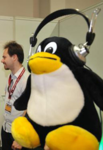 Linux-Pinguin beim TUX Radio auf dem LinuxTag (Foto: linuxtag.org)