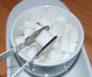 Zucker stimuliert das Belohnungszentrum offenbar mehr als Süßstoffe (Foto: pixelio.de, sassi)
