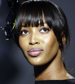 Naomi Campbell ist eines der erfolgreichsten dunkelhäutigen Models (Foto: style.com/vogue)