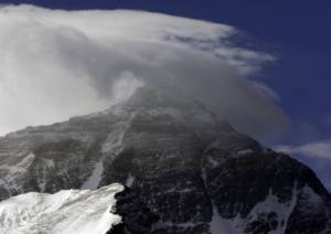 Der Mount Everest in Wolken gehüllt (Foto: China Daily)