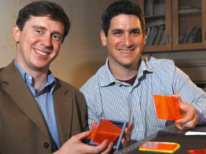 Marc Baldo (links) und ein Mitarbeiter mit Konzentrator-Modulen (Foto: MIT/Donna Coveney)