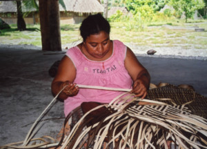 I-Kiribati aus Butaritari beim Herstellen von Matten (Foto: Wolfgang Weitlaner)