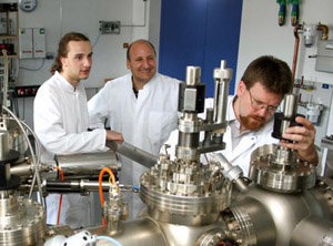 Albrecht (Mitte) und Mitarbeiter an einem Forschungsgerät (Foto: TU Chemnitz/Falk Bittner)
