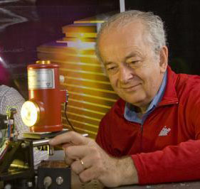 Federico Capasso an einem Testaufbau für die Neuentwicklung (Foto: Harvard)