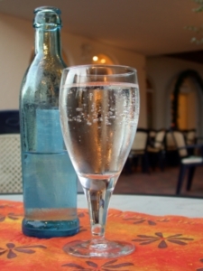 Wasser in Glasflaschen und Mehrwegplasteflaschen sind nicht belastet (Foto:pixelio.de/matchka)