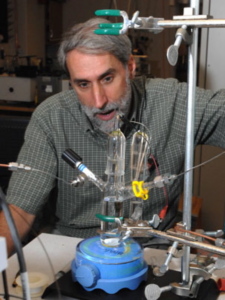 MIT-Professor Daniel Nocera beim Elektrolyse-Versuch (Foto: Donna Coveney)
