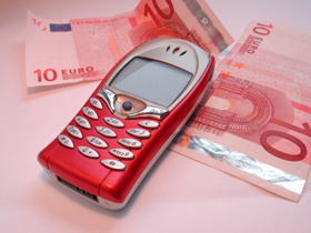 Verbraucherschützer bemängeln die AGBs von Handyanbietern (Foto: pixelio.de, Johannes Schätzler)