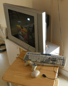 Der indische Billig-Computer an einem modernen Fernseher (Foto: Derek Lomas)