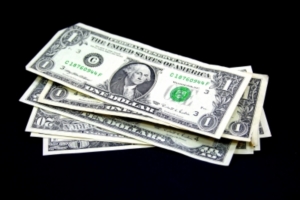 Der Dollar könnte den Euro bald wieder einholen (Foto: pixelio.de, wrw)