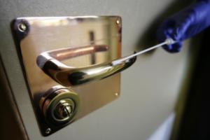 Kuperbeschläge lassen Bakterien sterben (Foto: Asklepios Kliniken Hamburg)