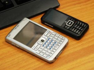 Die Funktionen der Handys werden Teil des mobilen Web 2.0 (Foto: pixelio.de, Daniel Kattnig)
