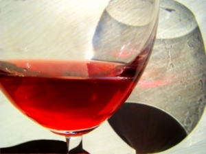 Bio-Rotwein tut der Umwelt besser (Foto: Peter Bast/pixelio)