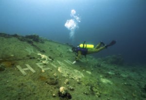 Eines der Schiffswracks in der Lagune von Chuuk (Foto: earthwatch.org) Eines der Schiffswracks in der Lagune von Chuuk (Foto: earthwatch.org)