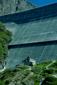 Staumauer fasst Wasser von 35 Gletschern (Foto: fotodienst.ch/Gerd Müller)