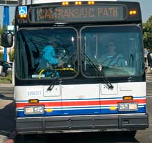 Der Linienbus bei der Testfahrt auf öffentlicher Straße (Foto: UC Berkeley/Bill Stone)
